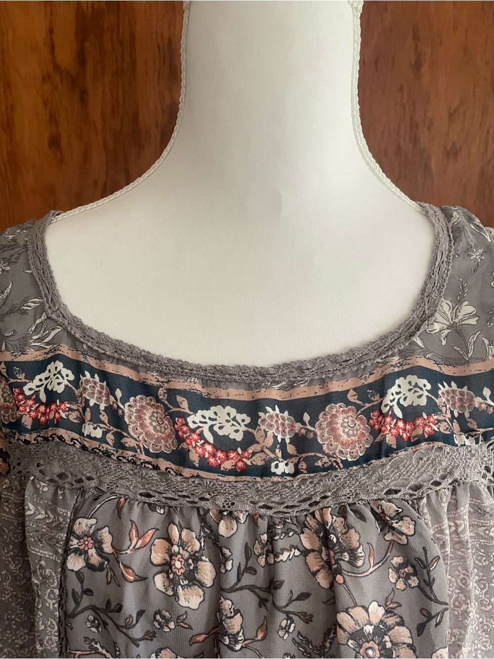 KNOX ROSE Boho Style Women's Gray Floral Short-Sleeve Blouse - Picture 2 of 6